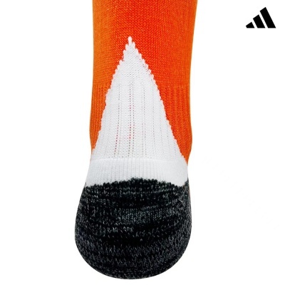 Meia desportiva com padrão laranja, branco e preto e logo Adidas
