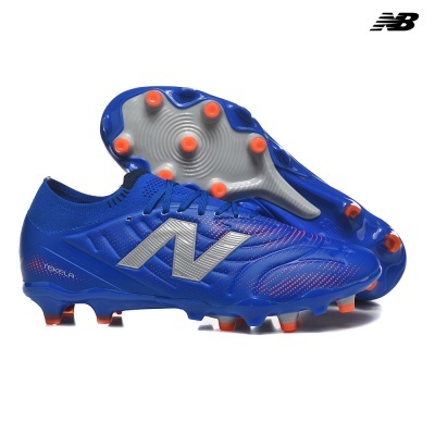 Chuteiras de futebol azuis com detalhes laranja e logo branco.