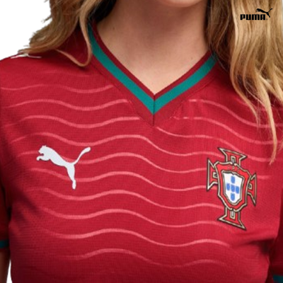 T-shirt desportiva vermelha com gola em V e logotipos Puma e brasão de Portugal