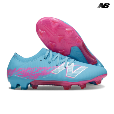 Chuteiras de futebol azuis claros com detalhes rosas e sola rosa translúcida com cravos.