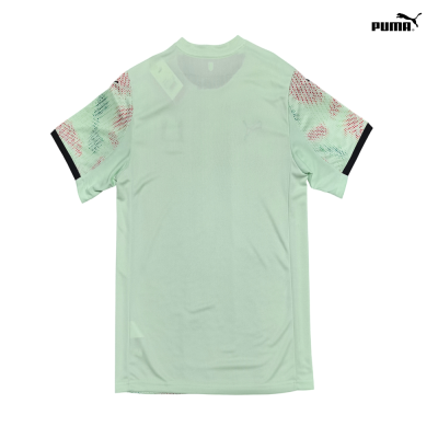 T-shirt PUMA verde claro com padrão colorido nas mangas e logo