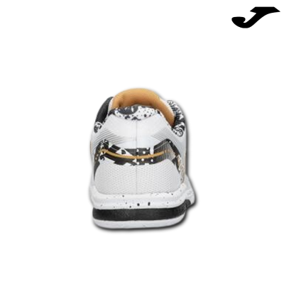 Ténis desportivo branco com detalhes pretos e dourados visto de trás