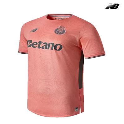 T-shirt coral com padrão geo, logótipo NB, emblema FCP e texto Betano no peito