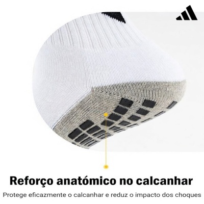 Meia branca com reforço cinzento no calcanhar e antiderrapantes pretos.