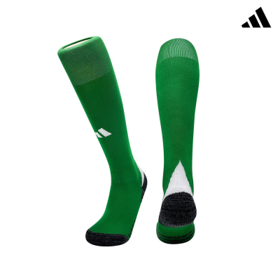 Meias desportivas verdes Adidas com detalhes em preto e branco