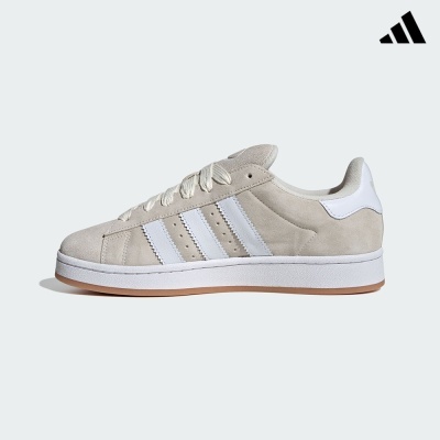 Tênis Adidas de camurça bege com riscas brancas e sola branca