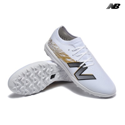 Ténis desportivos brancos com padrão dourado e logótipo New Balance preto e dourado