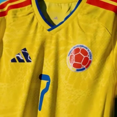 Camisola amarela da Federação Colombiana de Futebol com escudo, logo Adidas e número 7 em destaque