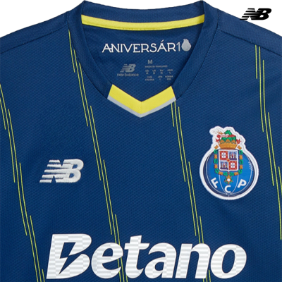 Camisola de futebol azul escura com riscas amarelas e logótipos FC Porto e New Balance