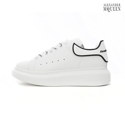 Ténis branco Alexander McQueen com sola alta e detalhes pretos