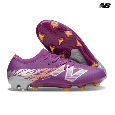 Chuteiras de futebol New Balance roxas com detalhes em laranja e branco