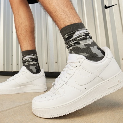 Sapatilhas Nike Air Force 1 brancas com meias cinzentas camufladas