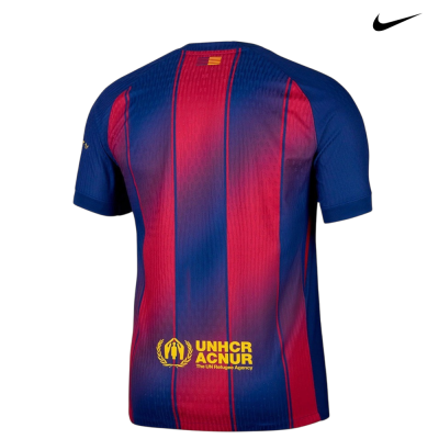 T-shirt azul e vermelha com texto amarelo UNHCR ACNUR