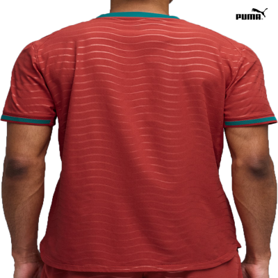 T-shirt desportiva vermelha com linhas horizontais e bordas verdes e azul-turquesa nas mangas