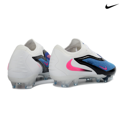 Chuteiras de futebol Nike brancas com detalhes em azul, preto e rosa, solado com travas transparentes