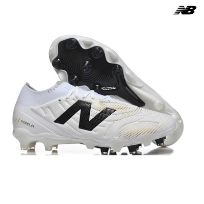 chuteiras de futebol New Balance Tekela brancas e pretas com detalhes dourados