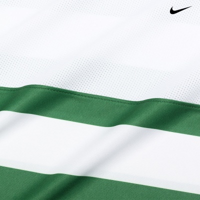 Tecido desportivo branco com riscas verdes e logótipo Nike