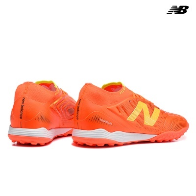Sapatilhas desportivas New Balance laranja e amarelo com sola branca sobre fundo branco