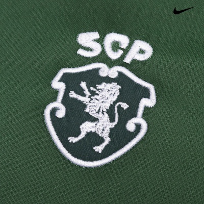 Logótipo SCP bordado em branco em tecido verde com símbolo Nike