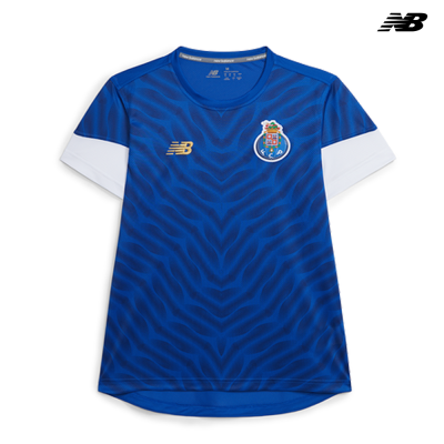 T-shirt desportiva azul com punhos brancos e logos New Balance e FC Porto