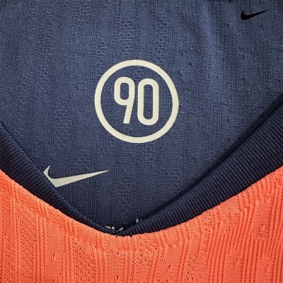 T-shirt desportiva azul escura e coral com número 90 e logótipo Nike branco