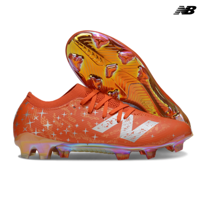 Chuteiras de futebol New Balance laranja com sola iridescente e padrão de estrelas prateadas