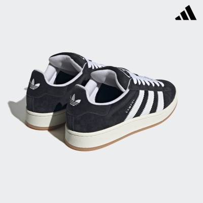Sapatilhas Adidas Campus pretas e brancas em camurça com sola branca e logótipo Adidas.