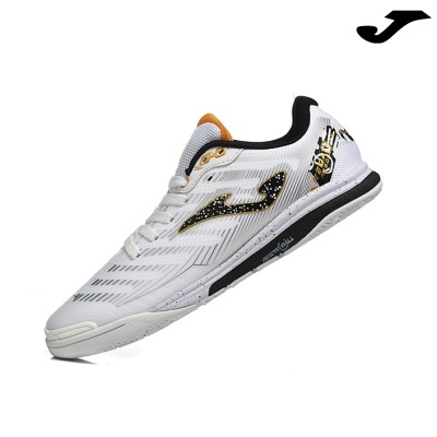 Ténis branco Joma com detalhes pretos e amarelos e sola antiderrapante