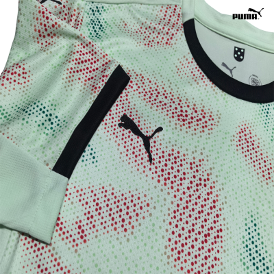 Camisola desportiva branca com padrão em pontos coloridos e logo Puma preto
