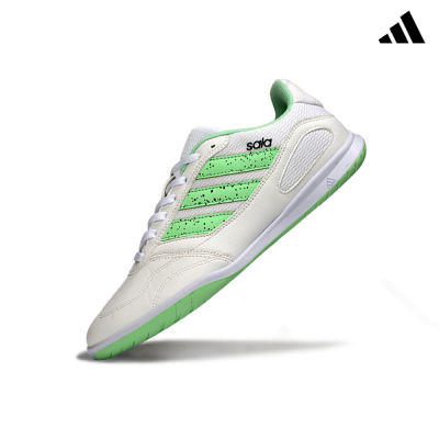 Ténis desportivo branco e verde para futsal com três bandas e texto sala