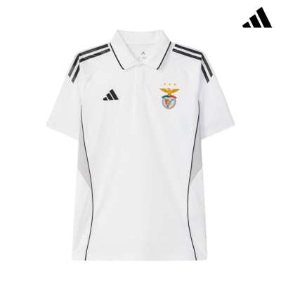 Polo desportivo branco com emblema do SL Benfica e logótipo Adidas