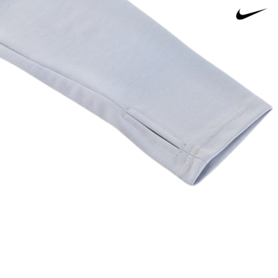 Manga comprida azul claro com orifício para polegar e logo Nike