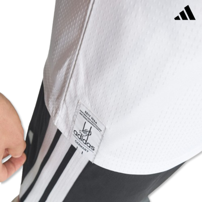 Detalhe de t-shirt branca e calças pretas com listas brancas