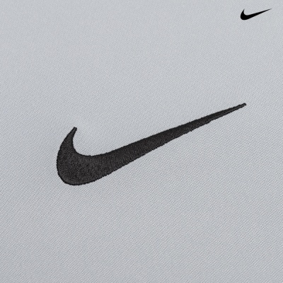 Tecido cinza claro com logo Nike preto bordado em formato swoosh