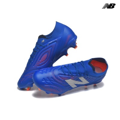 Chuteiras de futebol azuis com detalhes vermelhos e logo New Balance