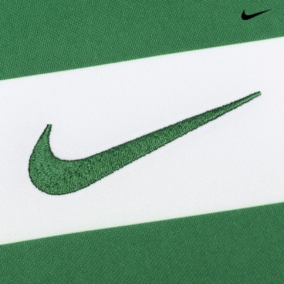 Logótipo Nike verde bordado sobre tecido riscado verde e branco