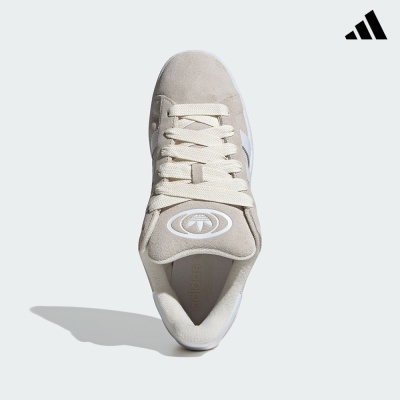 Ténis Adidas camurça bege claro com atacadores brancos vista superior