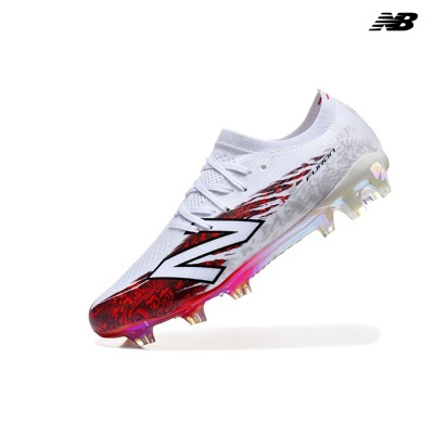 Chuteira de futebol branca com detalhes vermelhos e pretos e solado com cravos translúcidos