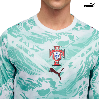 Camisola desportiva verde água e branco com logo Puma e escudo F.P.F.