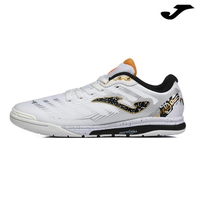 Ténis desportivos brancos com detalhes pretos, amarelos e laranja