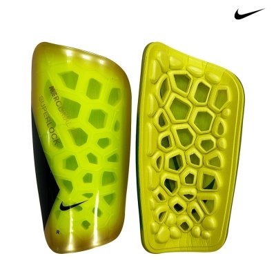 Par de caneleiras verdes fluorescentes Nike com padrão geométrico e texto MERCURIAL LITE SUPERLOCK.