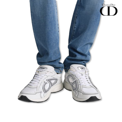 Sapatilhas brancas com detalhes cinza e preto, usadas com jeans azuis, marca Christian Dior