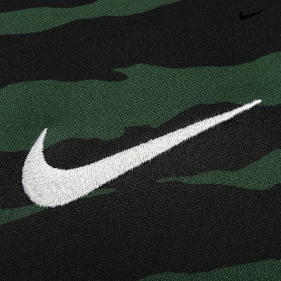 Tecido camuflado verde e preto com logótipo Nike branco bordado
