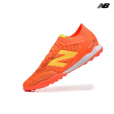 Ténis desportivo laranja com logotipo N amarelo e sola branca e laranja