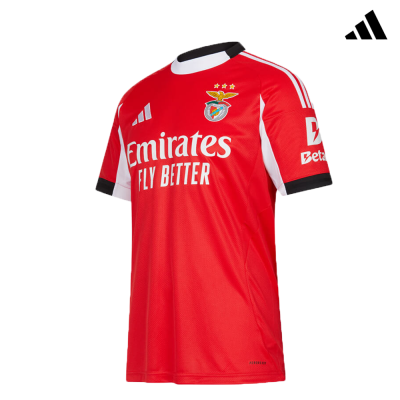 T-shirt de futebol vermelha do Benfica com logótipos e texto branco