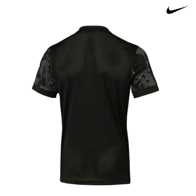 T-shirt preta desportiva com mangas curtas em padrão cinza escuro camuflado