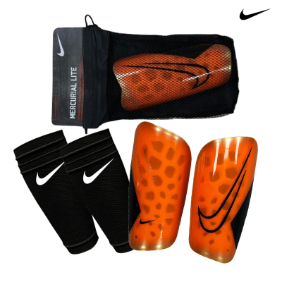 Caneleiras de futebol Nike Mercurial Lite laranja com estojo em rede preto e meias negras com logo branco
