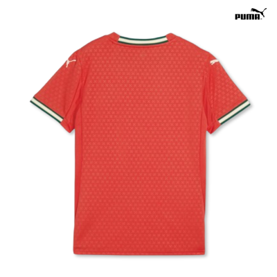 Camisola vermelha da PUMA vista de costas com punhos e gola com riscas brancas e verdes