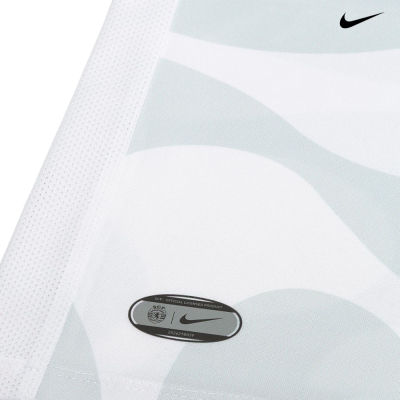 tecido branco e cinza claro com etiqueta SCP Nike e logotipo Nike