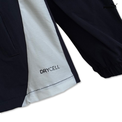 Peça de vestuário preta com painel branco e texto DRYCELL
